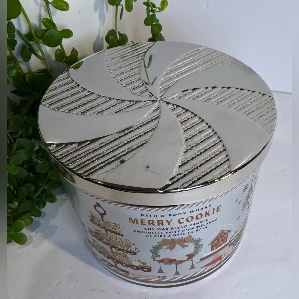 Bath & Body Works Merry Cookie 3 Wick Candle NWT 14.5oz - Picture 3 of 7